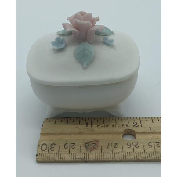 Vintage White Miniature Footed Porcelain Ring Trinket Box with Rose and Leaves - Picture 7 of 7